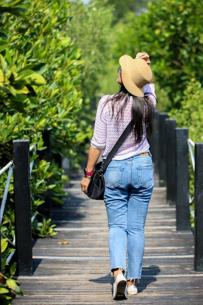 Femme marchant dans la forêt