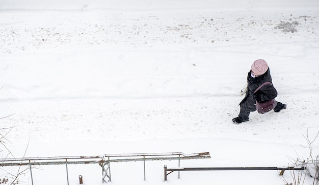 Une femme marchant dans la neige en hiver