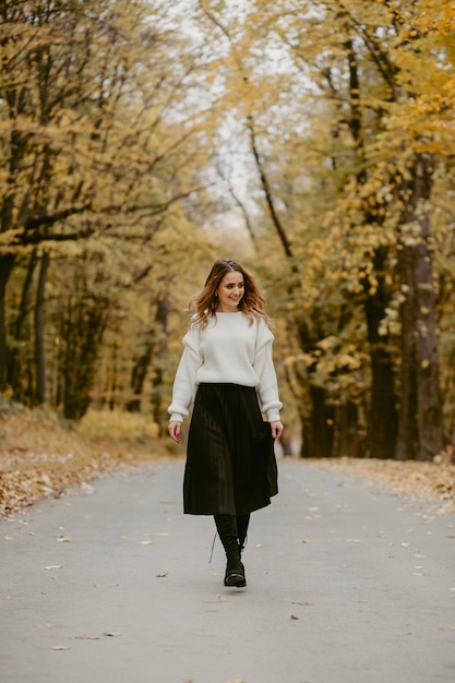 Femme marchant dans le parc en automne