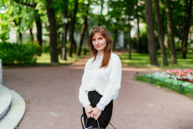 Femme marchant dans le parc en été