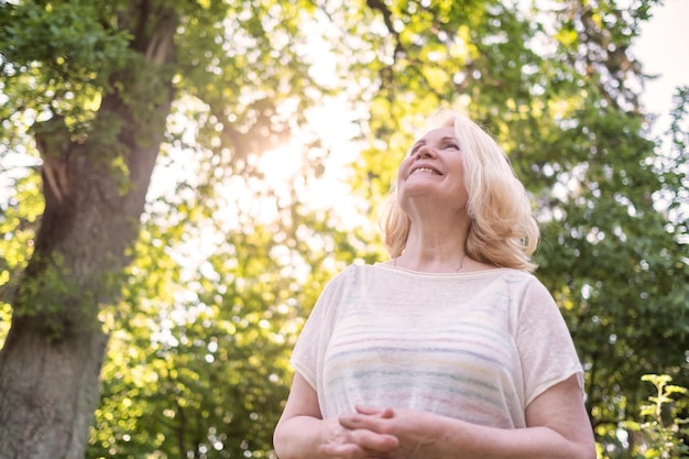 Femme marchant dans le parc en été