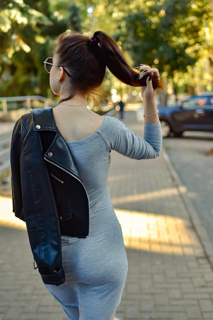 femme marchant dans la rue de la ville