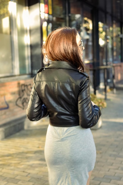 femme marchant dans la rue de la ville