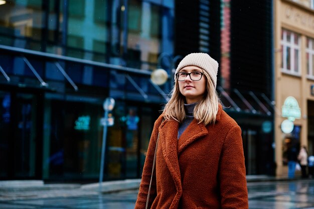 Femme marchant dans la rue de la ville