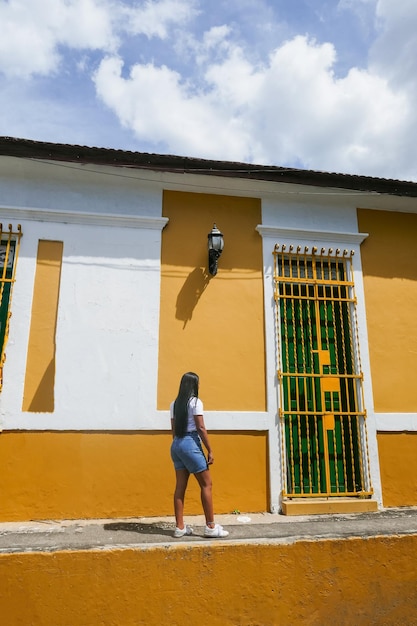 Femme marchant dans les rues de Barranquilla Colombie