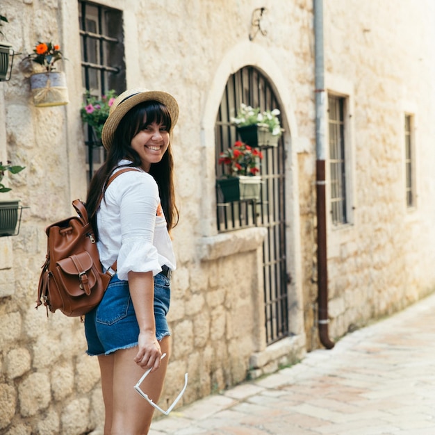 Femme marchant dans les rues étroites de kotor