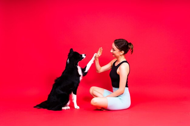 Femme marchant et faisant de l'exercice pour elle-même et son chien border collie