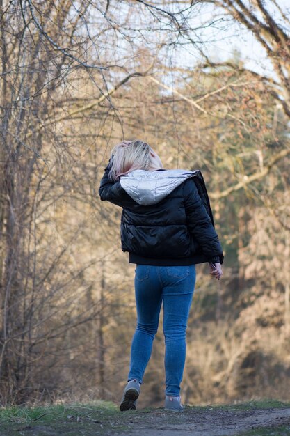 Femme marchant sur la forêt de printemps