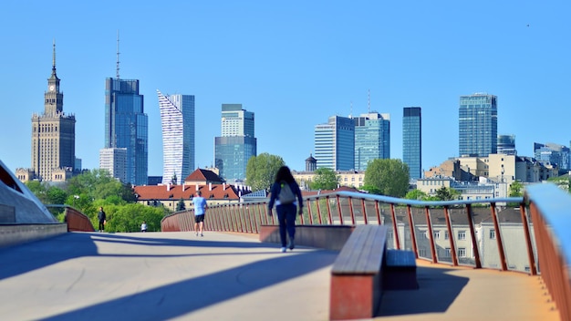 une femme marchant sur un pont avec un homme sur le dos