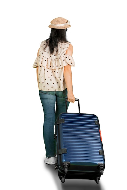 Femme marchant en studio avec des bagages pour les vacances