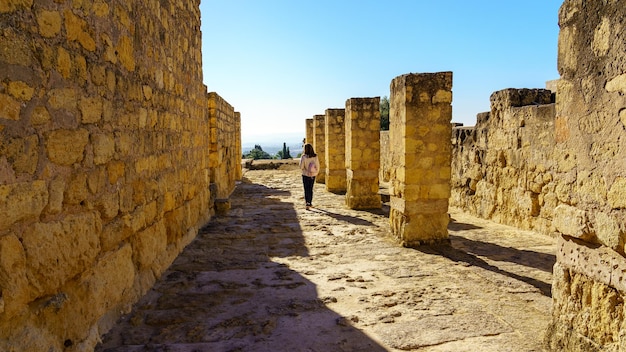 Femme marchant à travers les ruines archéologiques de l'ancienne ville arabe de Medina Azahara, Cordoue.