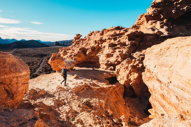 femme, marche, bois, regarder, rochers