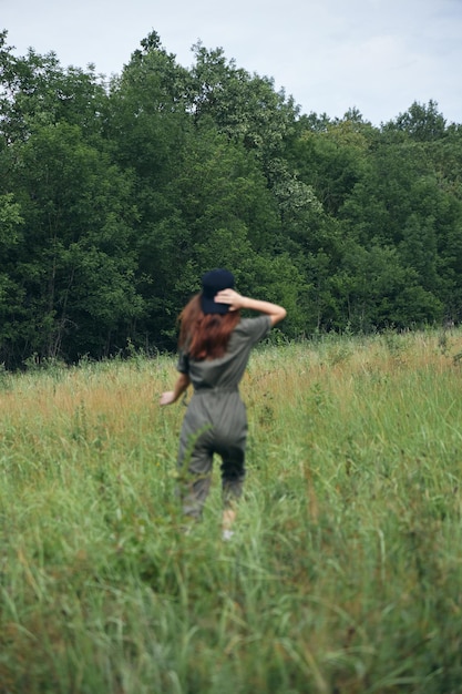 Femme marche dans le champ vert herbe air frais