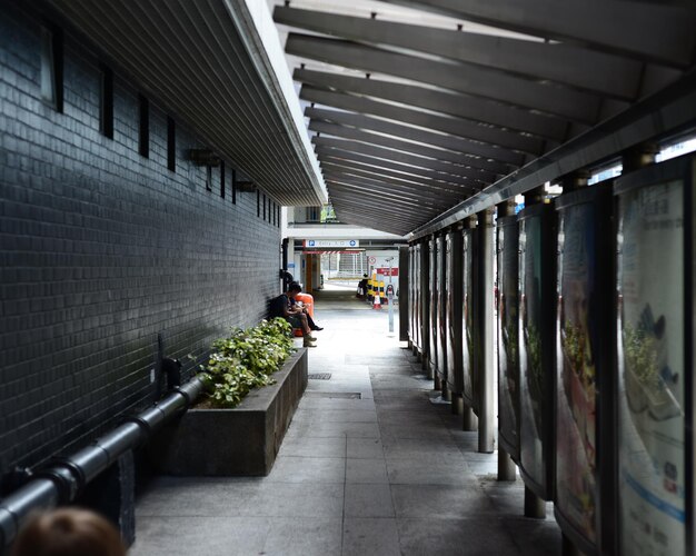 Photo une femme marche dans le couloir.