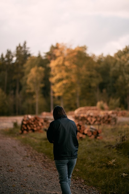 Une femme marche dans la forêt d'automne Se promener seule dans les bois en septembre