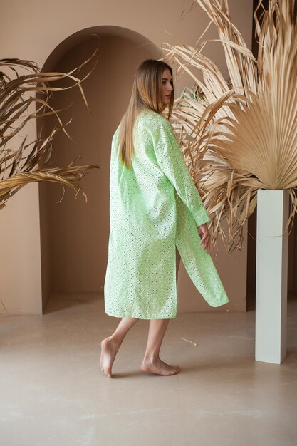 Photo une femme marche dans une robe verte