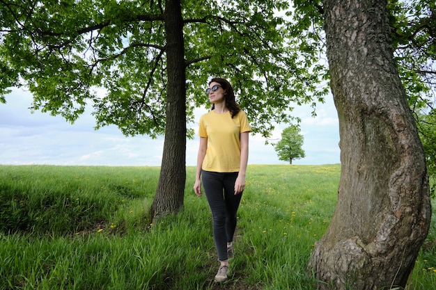 La femme marche le long d'un chemin un jour ensoleillé