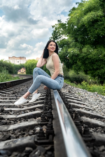 Femme marche sur le mode de vie d'été des voies ferrées