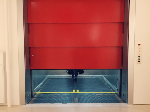 Photo une femme marche sur une porte rouge éclairée.