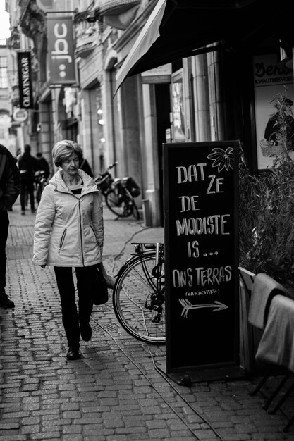 Photo une femme marche sur un sentier en ville.