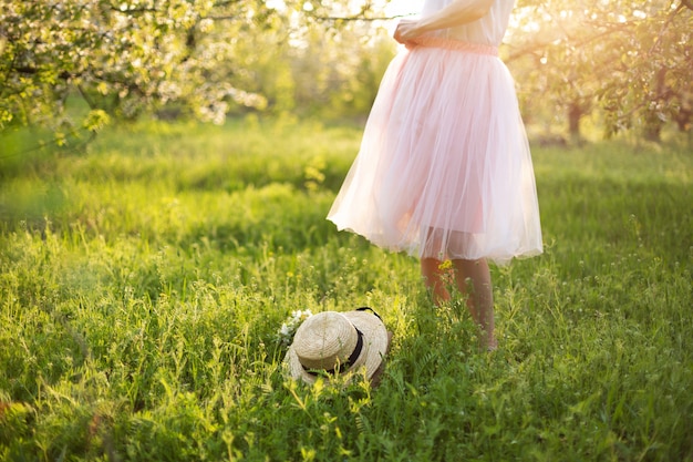 femme, marche, vert, fleuri, jardin