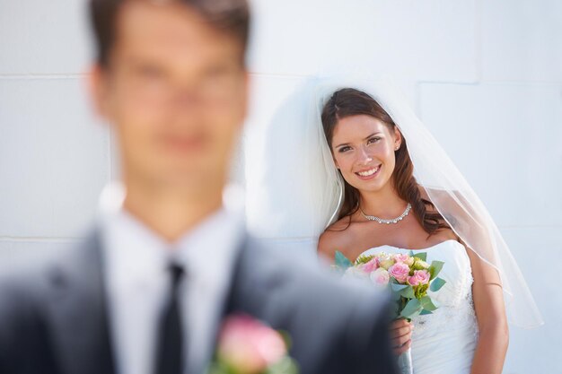 La femme mariée et le sourire dans le portrait à l'extérieur et l'engagement pour le mariage positif et élégant le visage de la personne féminine et le mariage en plein air l'amour et la romance pour la relation épouse et la joie pour l'événement