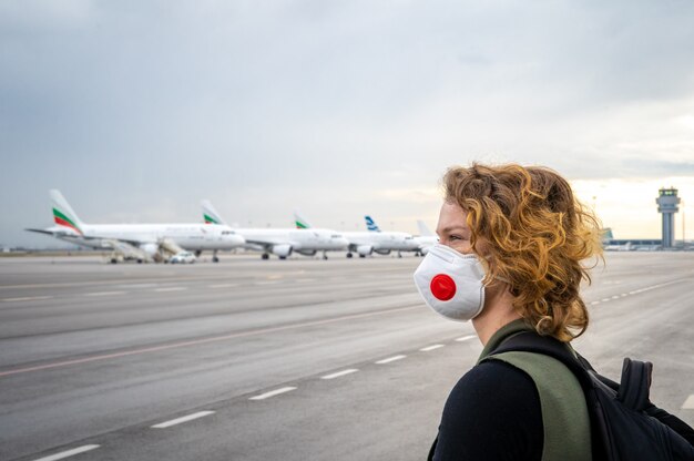 Une femme avec un masque sur la bouche protège contre le virus.