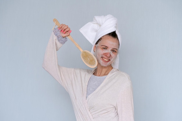 Femme avec un masque cosmétique sur son visage faisant des soins de beauté anti-âge