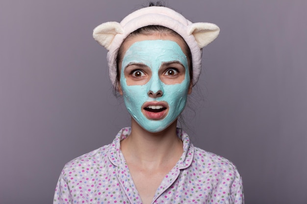 femme en masque cosmétique sur son visage