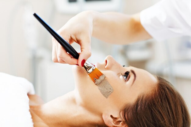 femme avec masque facial dans un salon de beauté