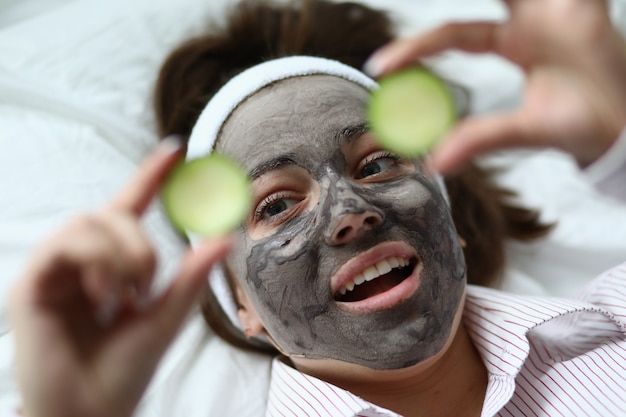 femme avec masque facial