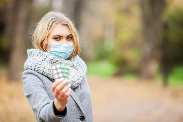 Femme avec un masque médical à l'extérieur