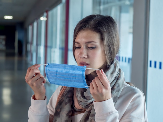 Femme avec un masque médical.