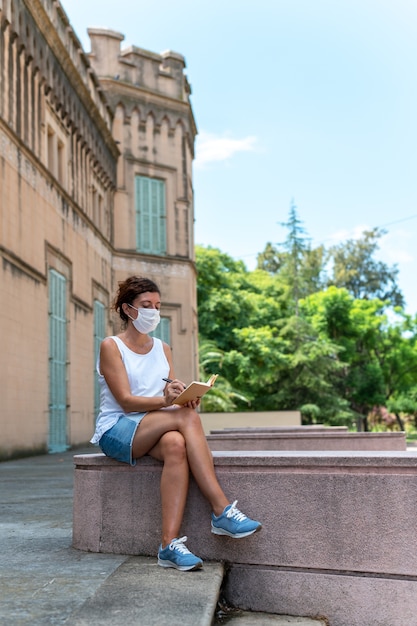 Femme avec masque médical