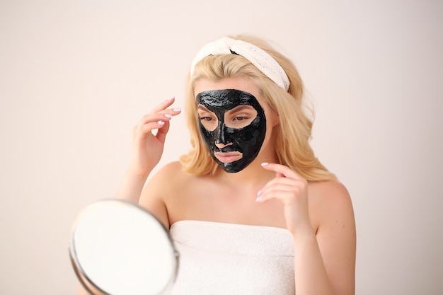 Femme avec un masque noir sur son visage