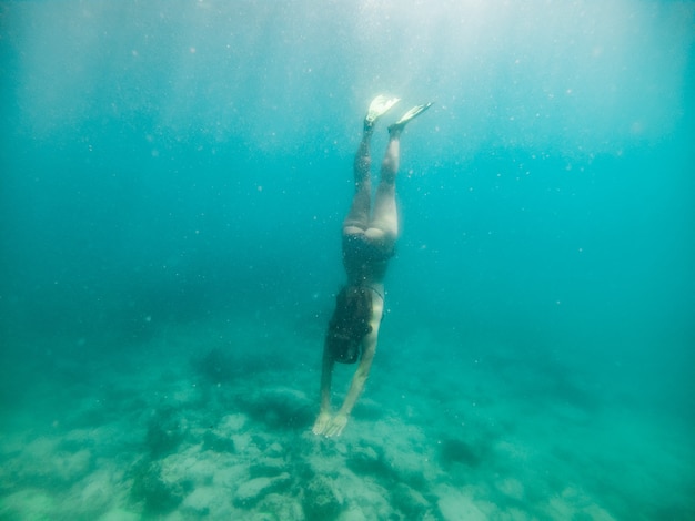 Femme en masque de plongée sous-marine vacances en mer d'été