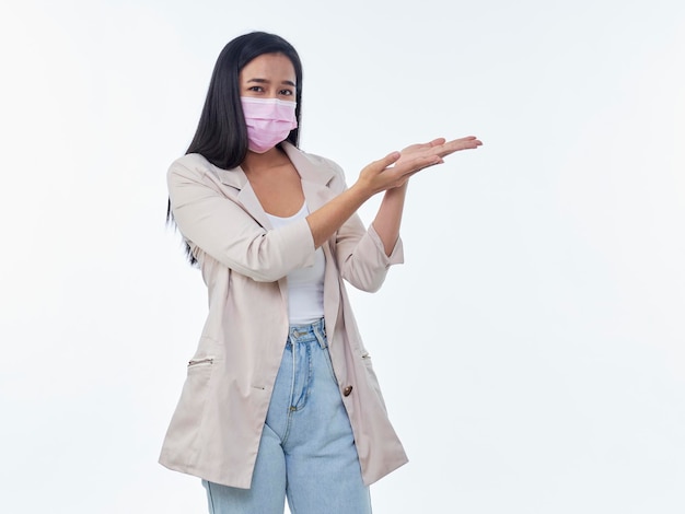 Femme avec masque de protection sur fond blanc