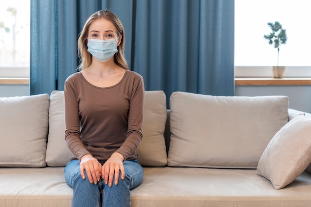 Photo femme avec masque restant en quarantaine