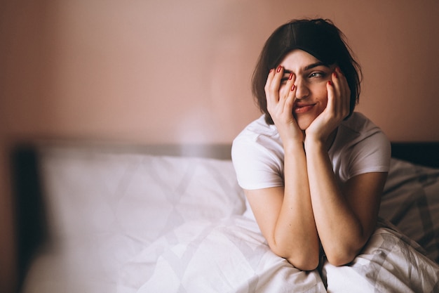 Femme Avec Masque De Sommeil éveillé