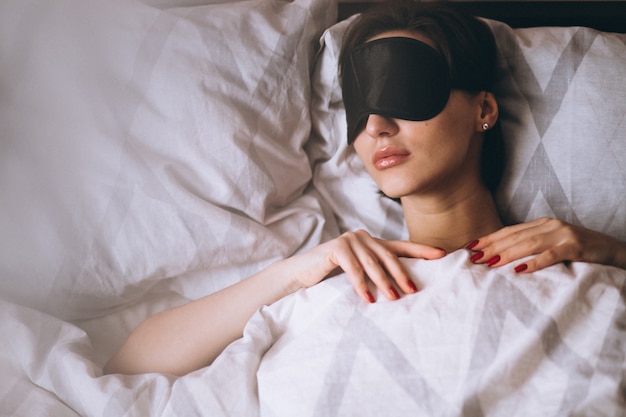 Femme avec masque de sommeil