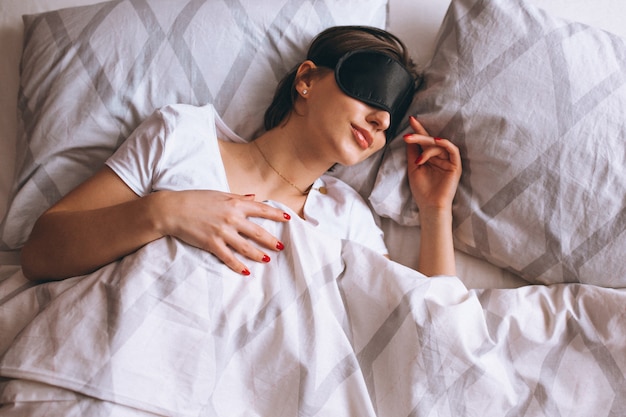 Femme avec masque de sommeil