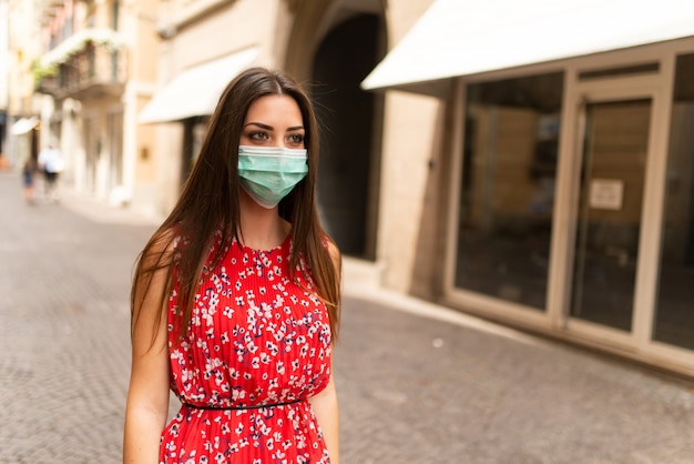 Femme masquée marchant dans une ville