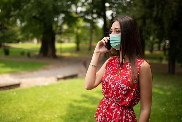 Femme masquée, parler au téléphone