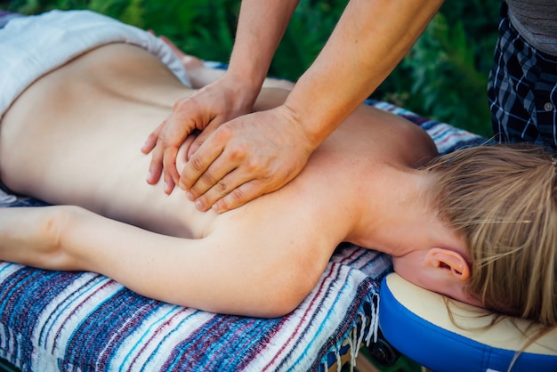 Femme En Massage Au Spa En Plein Air, Thérapie Manuelle, Restauration De La Santé Du Dos Et De La Colonne Vertébrale.