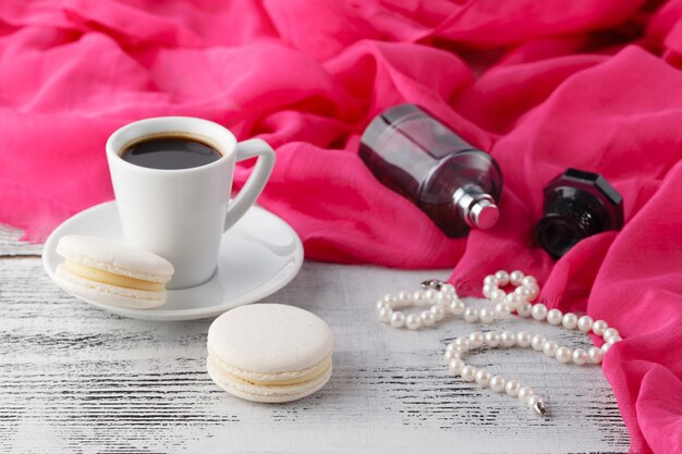 Femme matin petit déjeuner tout en étant prêt à sortir