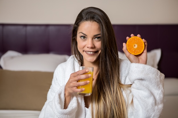 Femme, matin, robe, tenue, orange