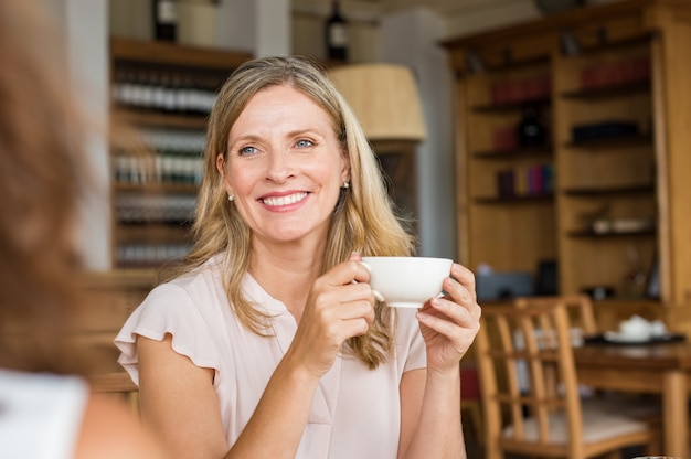 Femme mature avec un ami