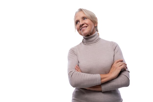 Photo une femme mature aux cheveux gris rêve éveillée et lève les yeux.