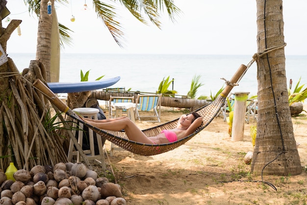 Femme Mature Belle Touriste Se Détendre à La Plage