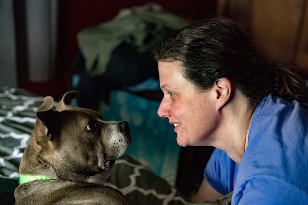 Photo femme mature avec un chien à la maison